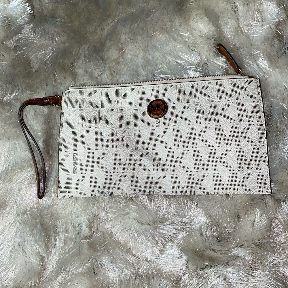 Vanilla Monogram Michael Kors wristlet authentic - Picture 2 of 5